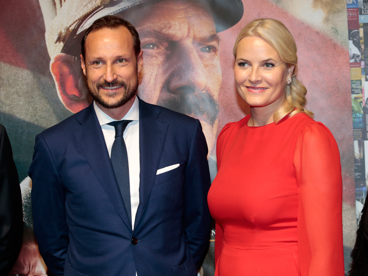 Kronprinsesse Mette-Marit og Kronprins Haakon ankommer Tiff Bell Lightbox i forbindelse med den canadiske premièren på Kongens nei